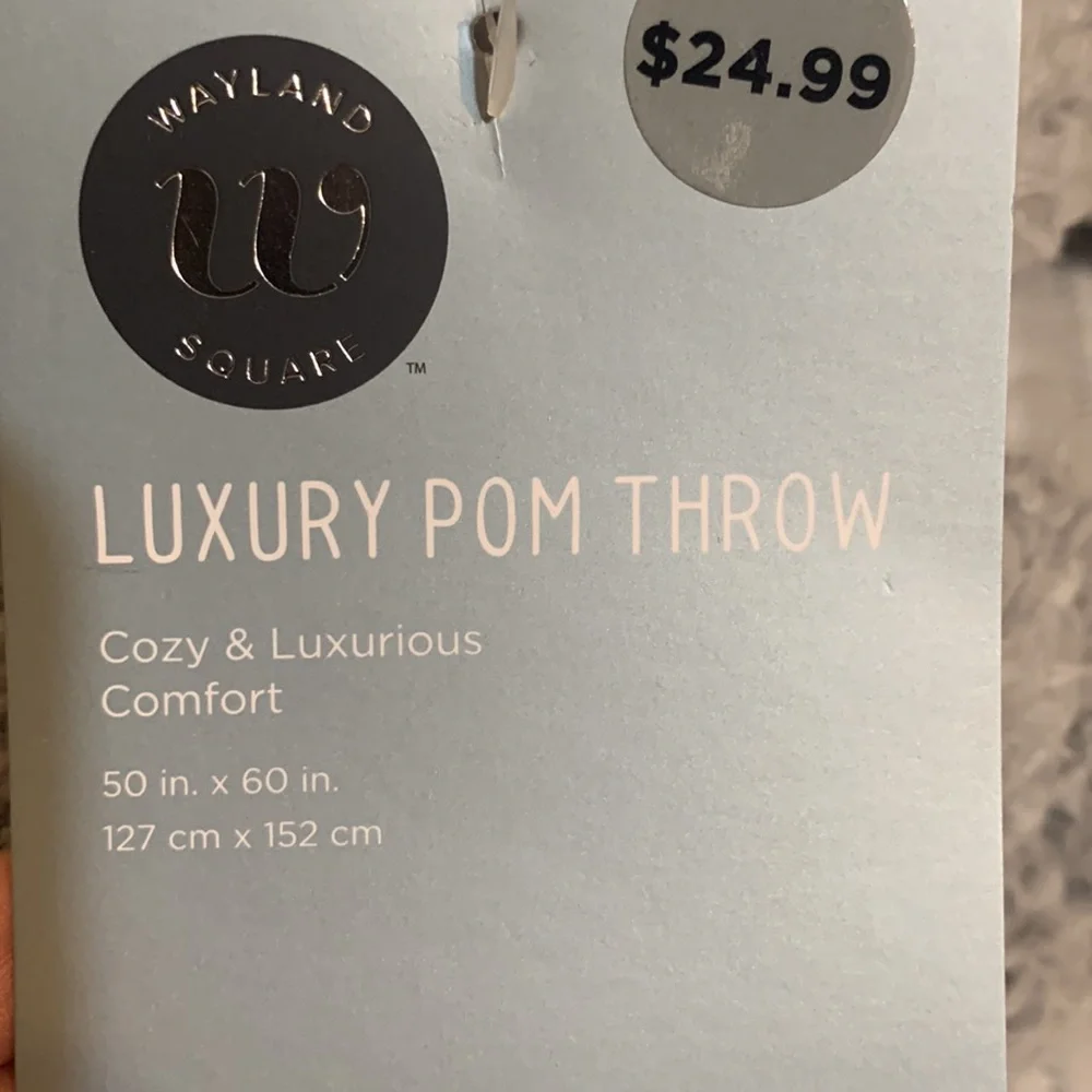 Luxury Pom throw - Picture 2 of 4